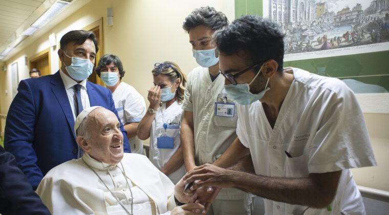 Operan “sin complicaciones” de una hernia abdominal al Papa en Roma