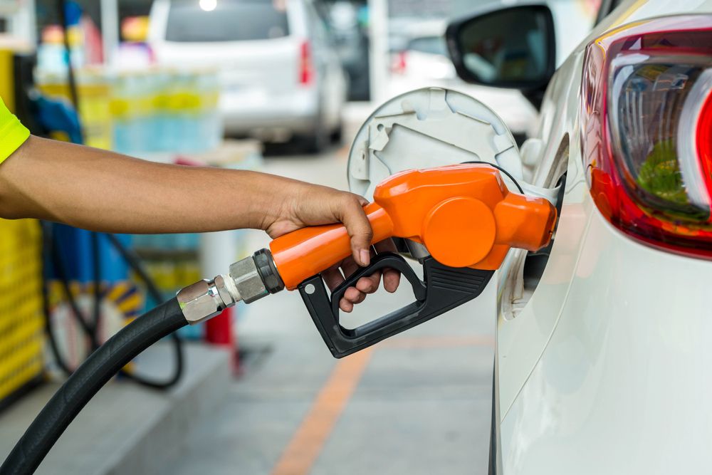La próxima semana tendrían que bajar los precios de los combustibles, según economista