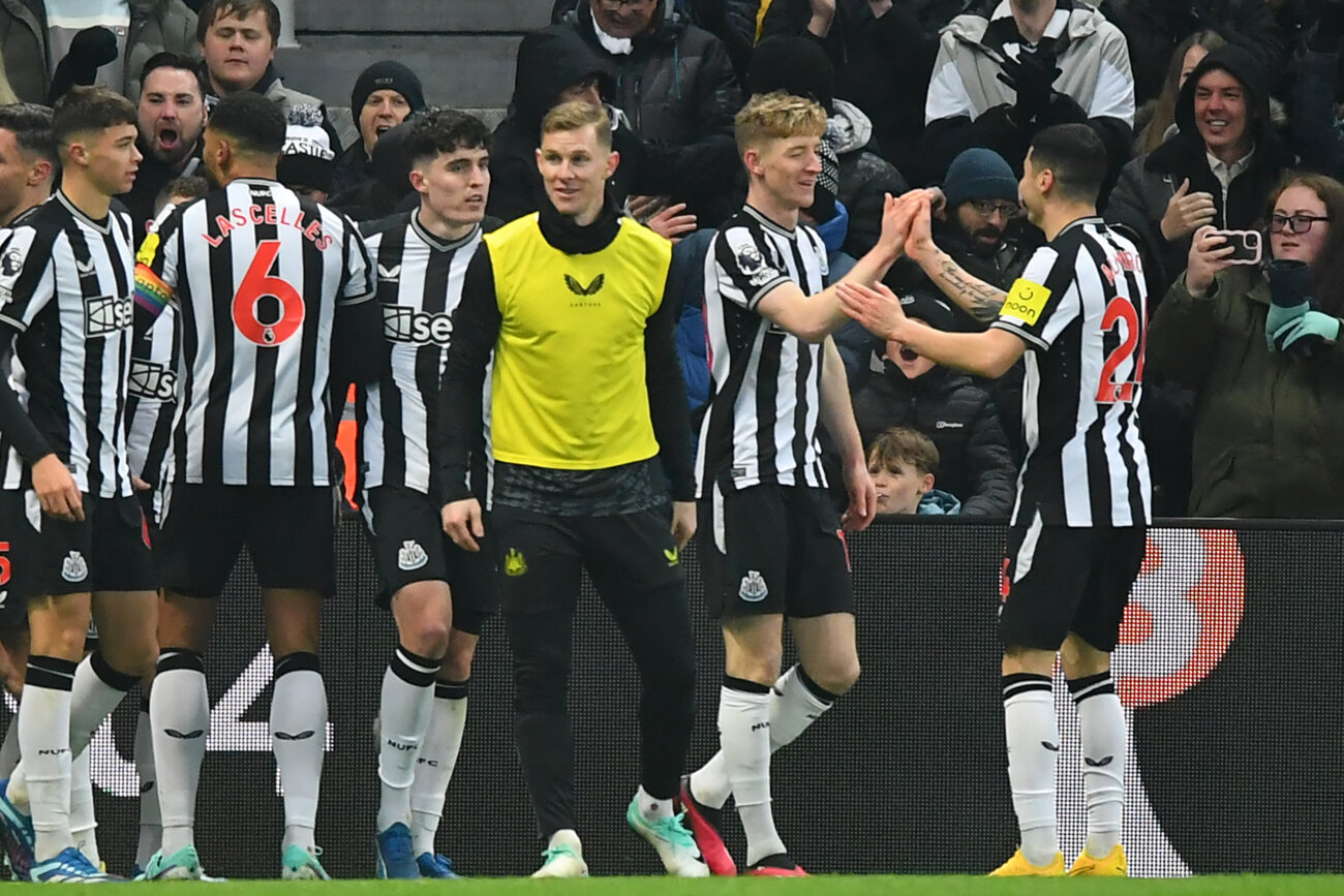 Con Almirón en cancha, Newcastle le da un duro golpe al Manchester United