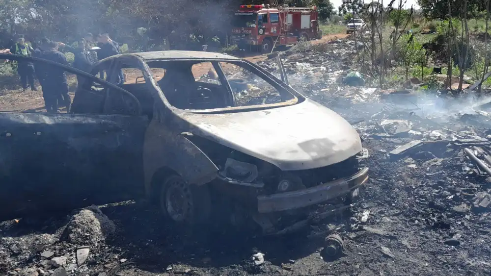 Hallan incinerado el supuesto auto usado por sicarios que mataron a Gringo González